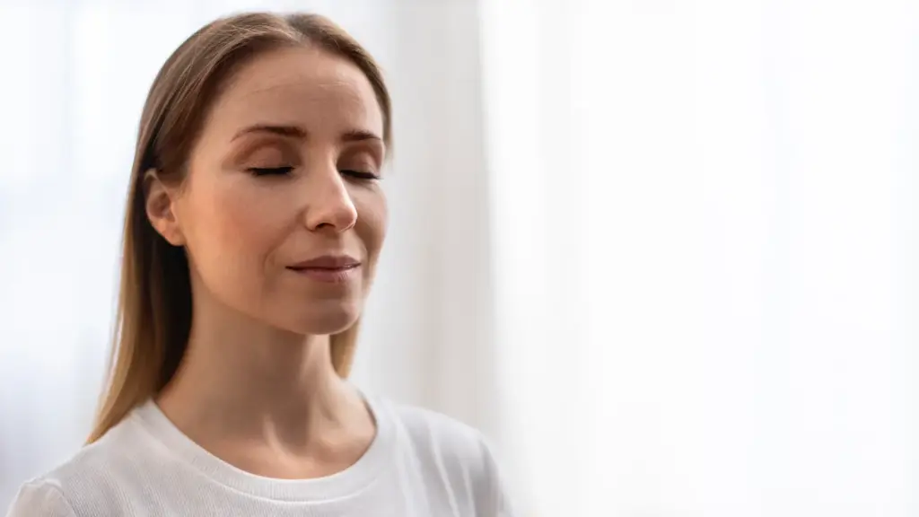 Hochsensible Frau die sich entspannt