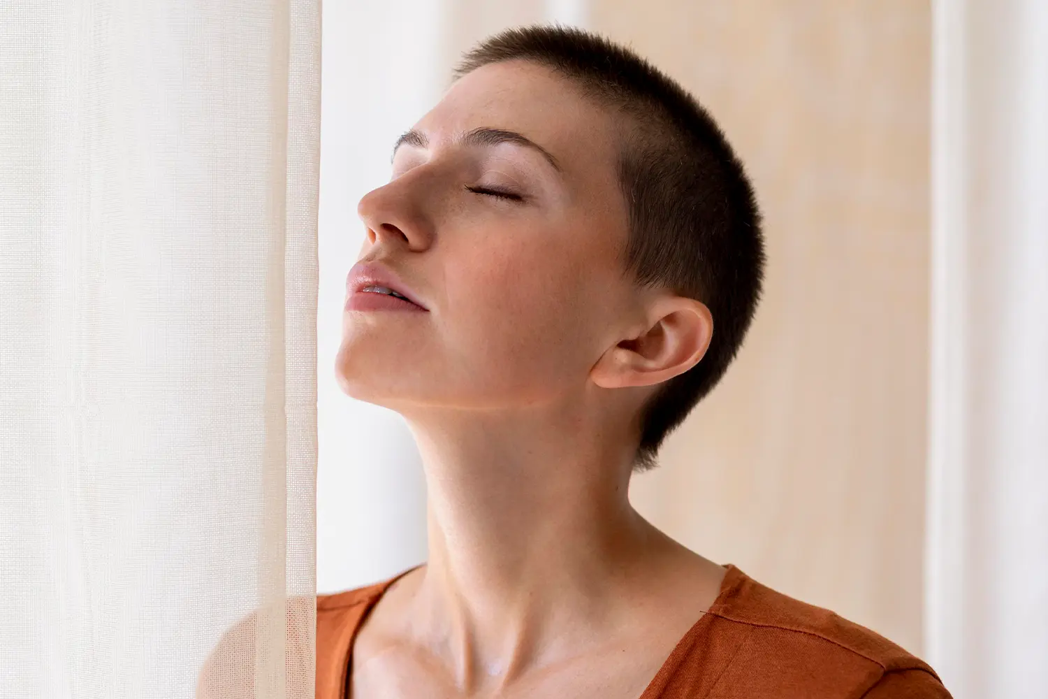 Junge Frau am Fenster