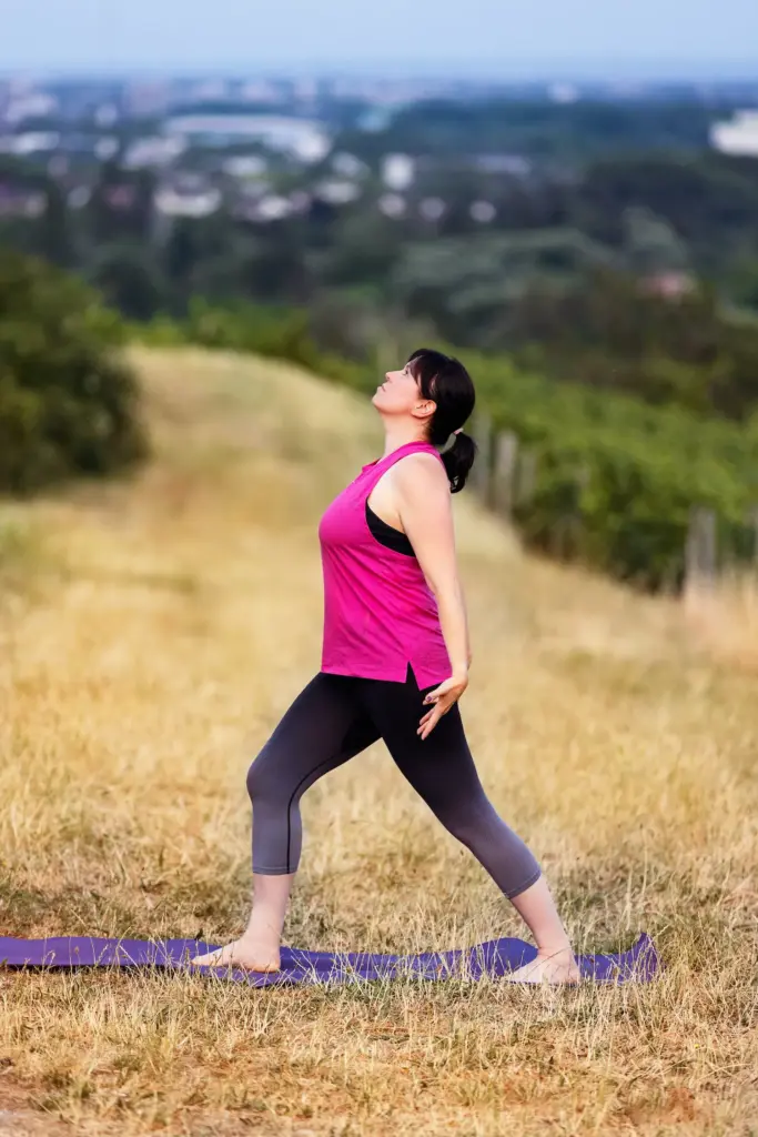 Sandra Agel in einer Yogapose, Blick nach oben