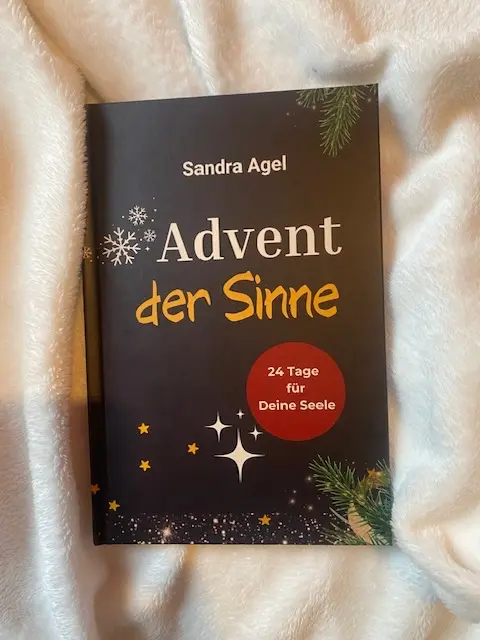 Zu sehen der Titel des Buches "Advent der Sinne" für Hochsensible