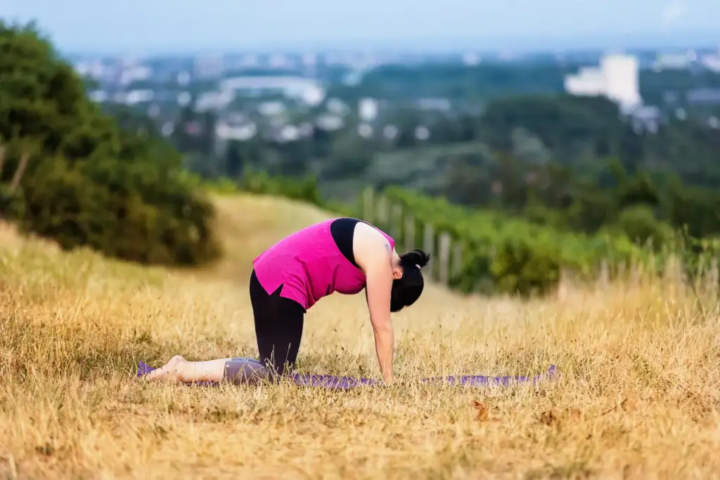 Sandra Agel in der Yogapose im Katzbuckel
