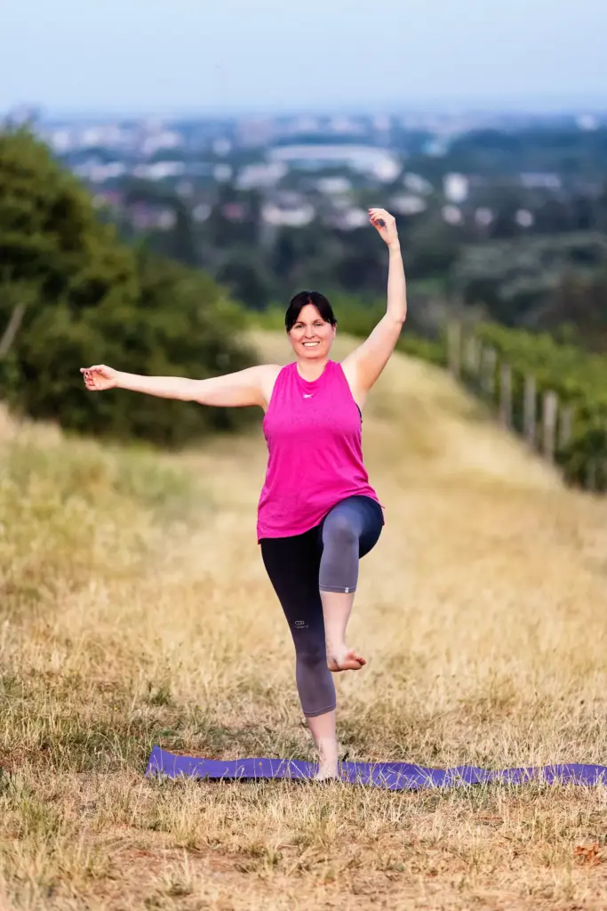 Sandra Agel in Yogapose