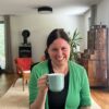 Sandra Agel, Beraterin für hochsensible Frauen mit einer Tasse Kaffee