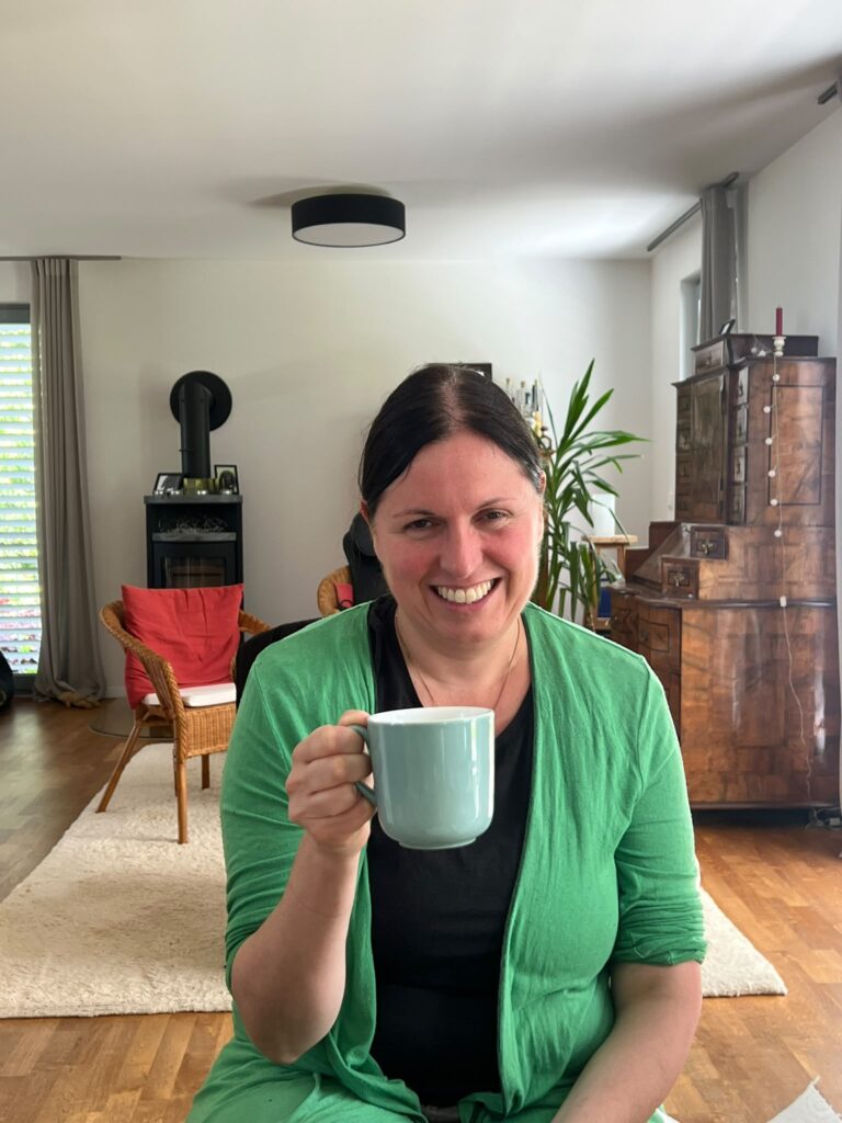 Sandra Agel, Beraterin für hochsensible Frauen mit einer Tasse Kaffee